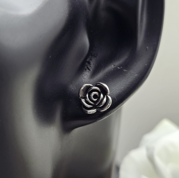 ❤️ MODERN ROSE STUD EARRINGS - Picture 4 of 10
